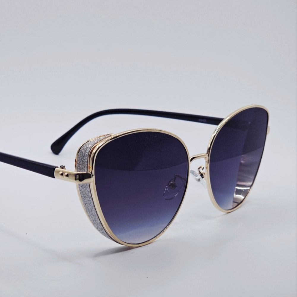 Glamorous Black and Gold Cat-Eye Sunglasses with Gradient Lenses